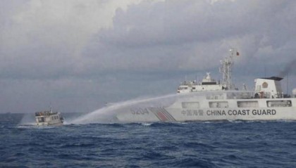 4艘菲船强闯黄岩岛！解放军军舰开闸放水，先给菲军“洗个澡”