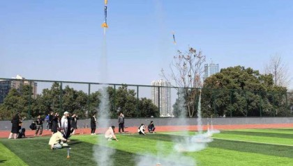 321发射!快看大朋友也玩“飞火箭”“放飞机”