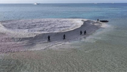 南海对峙！6名菲律宾人强行登岛，中国海警强势进场，插国旗警告