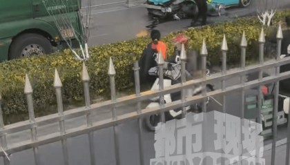安徽一小米SU7撞翻几十米护栏，目击者称车辆前轮脱落后才刹停，当地交警回应