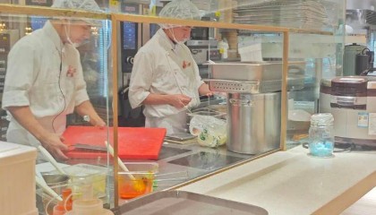 西贝降价自救!记者实探长沙门店:260元餐品用代金券后实付60元,冻品西兰花使用期调为一个月