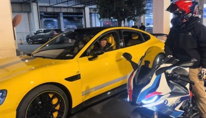 武汉一大爷开小米SU7 Ultra引围观，车主：年轻时喜欢骑摩托，还在车企工作过