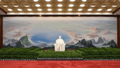 毛主席纪念堂里，巨幅壁画《祖国大地》全新亮相！近2480万针，绣成大好山河
