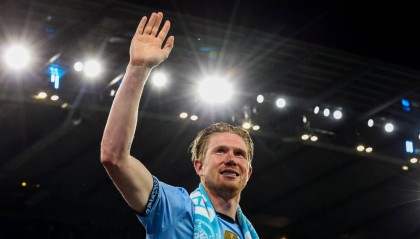 曼城官宣为德布劳内立雕像+送终身票 丁丁：我永远在这