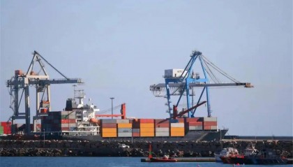 关税战全面爆发，中国转口输美产品被堵死，李嘉诚难道还不明白？