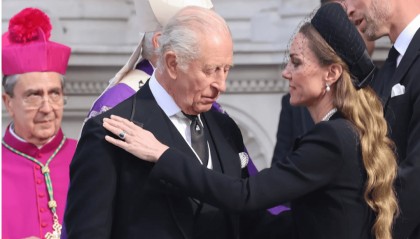 凯特查尔斯温柔相拥！为爱狙杀柯克枪手，却被爱出卖？甜蜜短信变铁证！