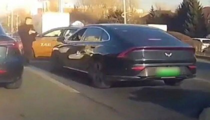 哈尔滨北站前一黑色轿车撞人后逃逸，被两辆出租车逼停，警方：已出警