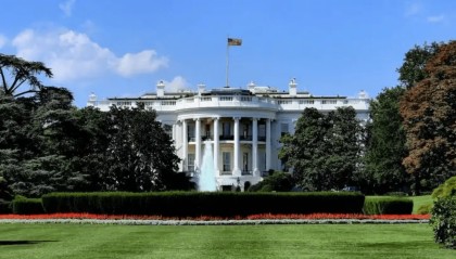 太张狂了!美军聚集40多艘军舰,台海信号增强,中方派出了双航母