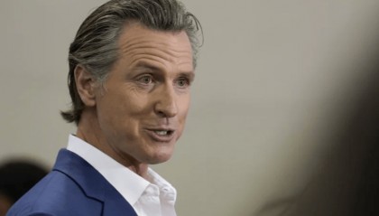 他赶在特朗普出兵中东前，打响了“第一枪”！