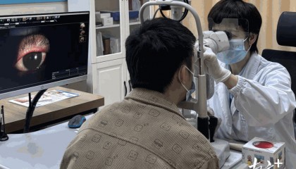 熬夜还喝酒，东莞一年轻小伙眼皮连长12个“包”