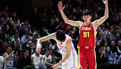 蒙古球迷朝中国男篮扔水瓶遭驱逐 组委会赛后道歉