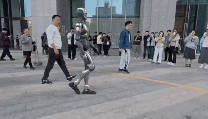 深圳人形机器人行走视频走红 拟人步态震惊英伟达科学家 成本低于10万元