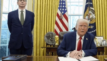 特朗普只剩下嘴硬了，中国当着全球各国的面，直接揭了他的老底