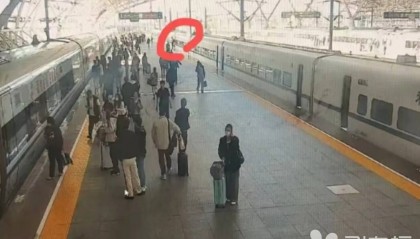 事发上海出发高铁！一男子竟出手阻挡正在关闭的车门，理由离谱