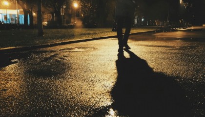 “躺赚百万”的诱惑，“职业背债人”如何成为金融黑灰产的一环？