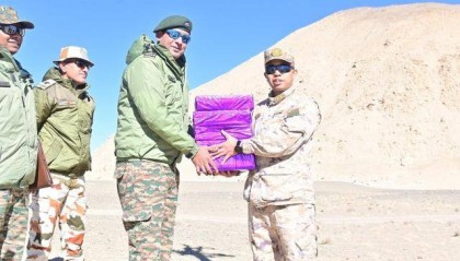 中印边境完成撤军,双方士兵互换礼物!美国又怒了,下令收割印度