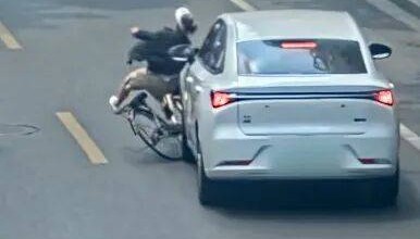 女子骑车横穿马路被撞，判全责！家属不服还质疑，交警：都这样想，驾驶员还怎么开车？