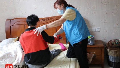 32岁的脑瘫女儿与75岁的瘫痪婆婆同享长护险镇江长护险“兜底”全年龄段重度失能人群