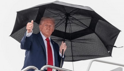 特朗普启程前往以色列 连说三遍“战争已结束”