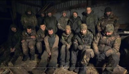 “兵书”看了不少！乌军2名伞兵深夜突袭，意外活捉14名俄军