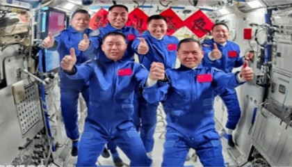 太空上演惊魂一刻！神舟二十号遭神秘物体撞击，返回任务紧急暂停