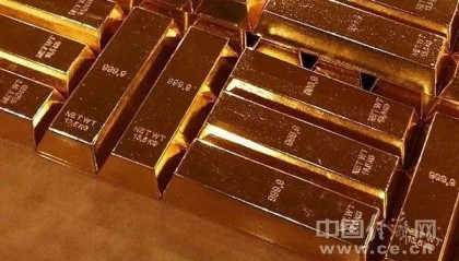 金价跳水！有人拉着行李箱扫货