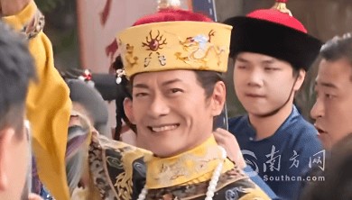 知名男演员在景区打工！网友：真和当年一样