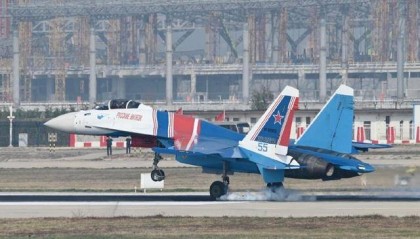 俄方人员在苏35战机下喝啤酒