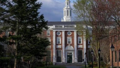 美国联邦政府层面不只犯了这一个错，还有连番“泄密门”！