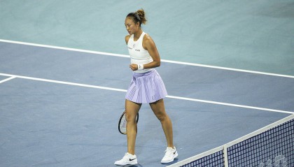 6连败！WTA迈阿密站：郑钦文0-2萨巴伦卡 无缘晋级4强