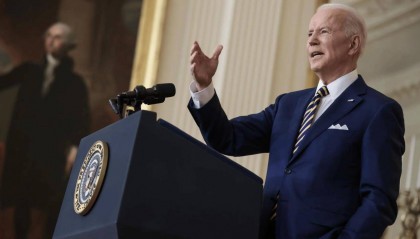 拜登底牌耗尽！中国人不买了，美紧急派人来华，中方当场明确红线！