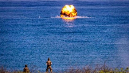 菲军夜袭黄岩岛成瓮中鳖，连胡塞都应付不了的美国，拿什么援菲？