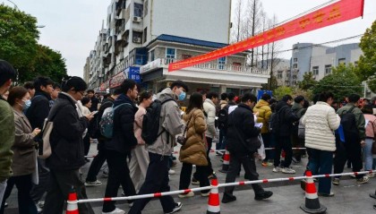 35岁后，他们决定去考公