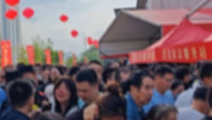 太原一超市开业顾客排长队抢购2.99元一斤的榴莲，还有人翻越护栏，商家回应