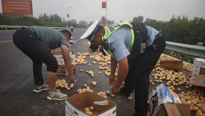 新疆洛浦：货车侧翻土豆散落一地 交警及时救援挽损