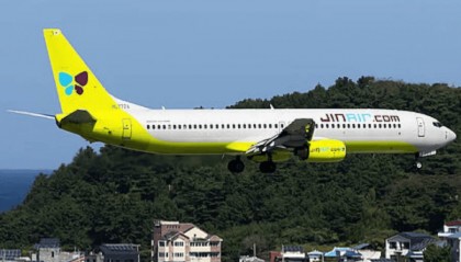 韩国一机长疑把“R”错听成“L” 降错跑道，致两架飞机险些相撞，塔台：为准航空事故