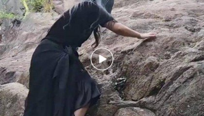 女子穿7cm高跟鞋、纱裙爬山，不服输选了最难路线登顶