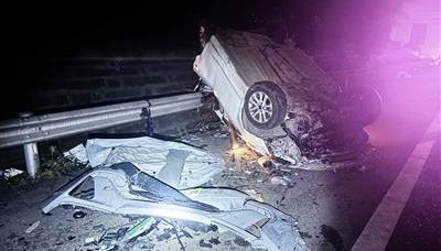 夜半惊魂!夜驾高速撞上“天降轿车”