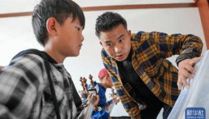 西藏的孩子：古老扎念琴声悠扬