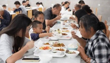 “一中午吃了550斤米”！多地政府机关食堂国庆开放，游客：3个人点9个菜只要58元