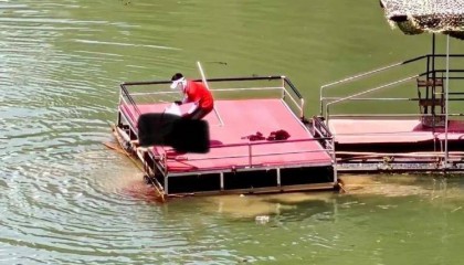 景区蹦极绳疑断开,游客坠入水中!目击者称坠落高度超40米,水里有血迹,当地文旅局通报