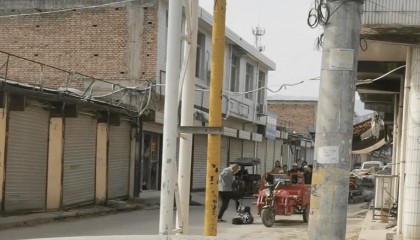 西安当地回应一男子当街踢打妻子：男子已被拘留，警方妇联街道多方介入