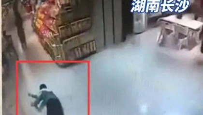 男孩在盒马摔倒无人扶？母亲愤怒砸店！最新回应