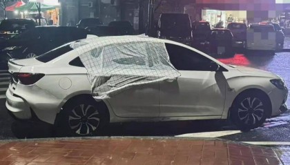 暖心！司机离开车窗未关严，店主用桌布遮盖车窗帮其挡雨