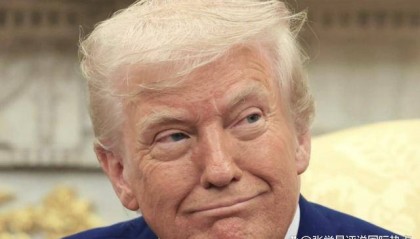 特朗普彻底疯了，再对中国下死手，国家队深夜下场，中国绝不能垮