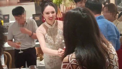董璇张维伊婚宴照疑曝光 女方穿白色旗袍一脸灿笑