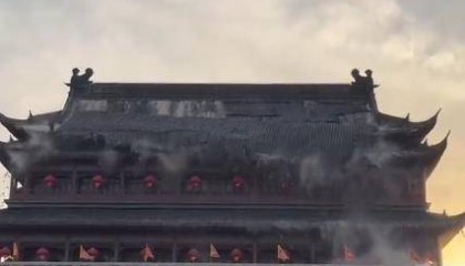 安徽凤阳明中都鼓楼瓦片脱落，目击者称持续一两分钟，官方：已进行勘查