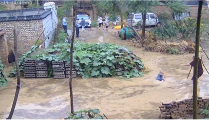河南八旬老人积水中摔倒，家属质疑现场民警未搀扶，乡政府回应将调查核实