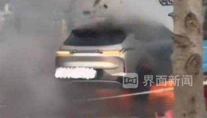 安徽一新能源车突然起火伴有爆炸声