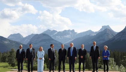 中方大手一挥，向5国提供15亿援助！永久和平条约签署，西部安全进入新阶段！